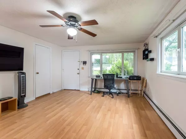 Webster, MA 01570,8 Morris St