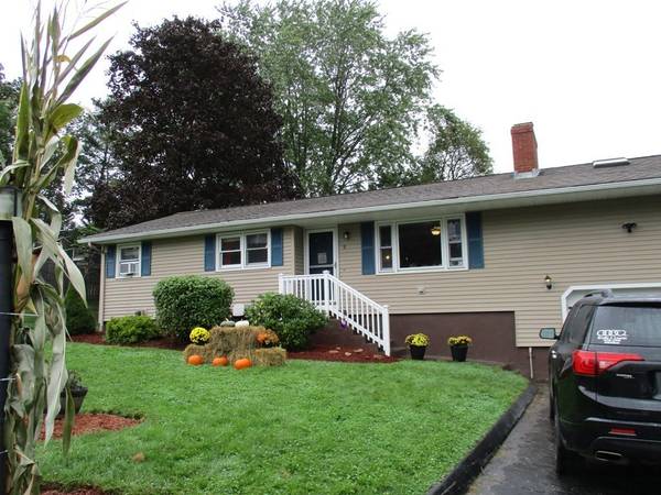 9 Lynn Ln, Dudley, MA 01571