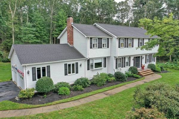 8 Chickering Ln, Walpole, MA 02081