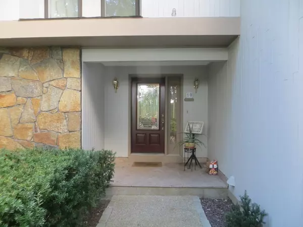 Berkley, MA 02779,10 Karens Way