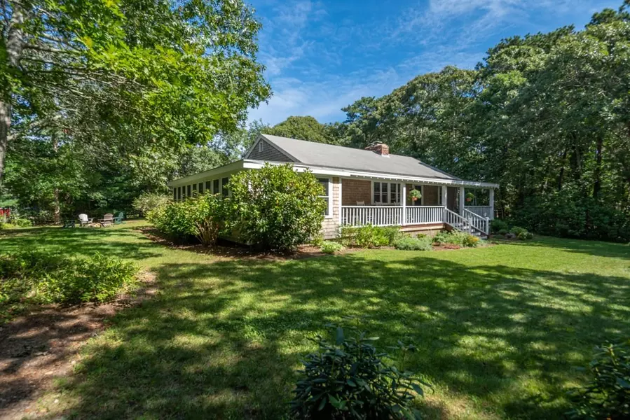 25 Lexington Ave, Oak Bluffs, MA 02568