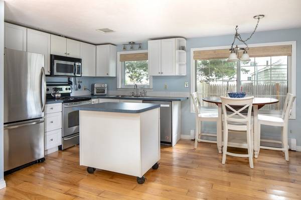 3 Spruce St, Mattapoisett, MA 02739