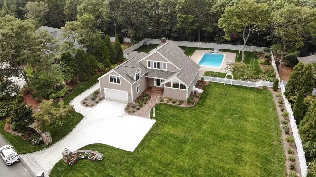 14 Shoestring Bay Rd, Mashpee, MA 02649