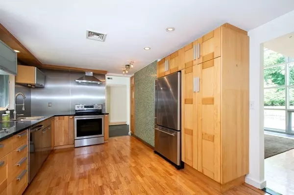Hingham, MA 02043,27 Cushing St