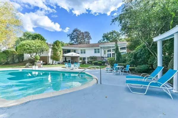 22 Lake Pkwy, Webster, MA 01570
