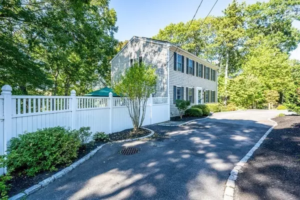 160 Algonquin Ave, Mashpee, MA 02649