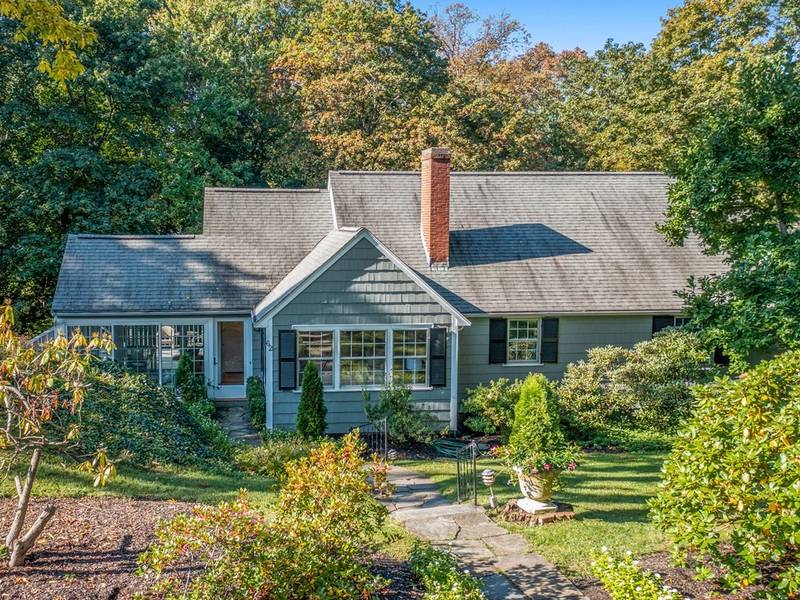 62 Arnold Rd, Wellesley, MA 02481