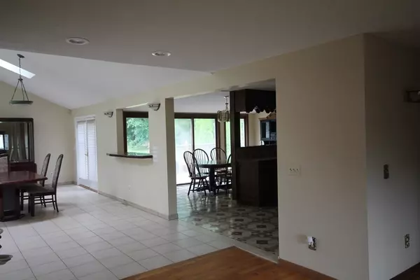 Agawam, MA 01001,67 Chestnut Ln