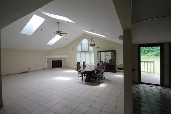 Agawam, MA 01001,67 Chestnut Ln