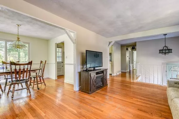 Walpole, MA 02081,5 Breezewood Ln