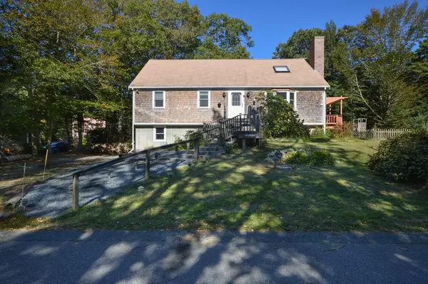 12 Elm Ln, Mashpee, MA 02649