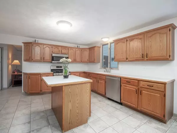 North Reading, MA 01864,6 Winterberry Ln