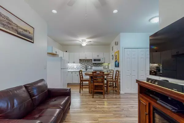 Salem, MA 01970,13 Meadow St #1