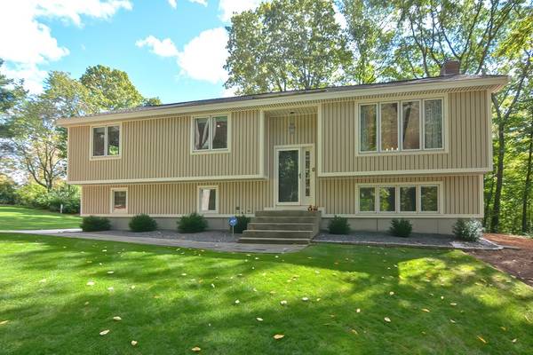 2 Tanglewood Dr, Milford, MA 01757