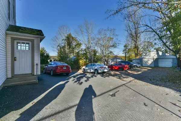 Webster, MA 01570,9 Lake St