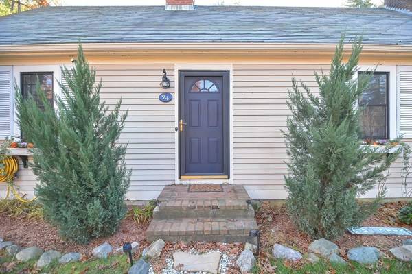 94 Plymouth St, Carver, MA 02330