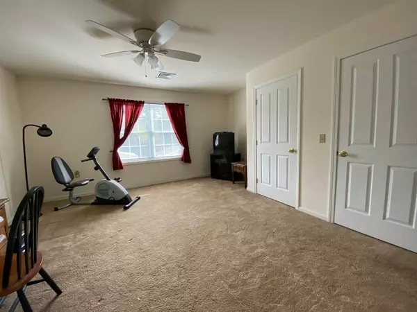 Swansea, MA 02777,166 Pinehurst Ave #8