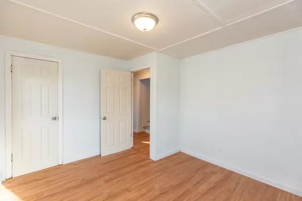 Tiverton, RI 02878,28 Belleview Ave