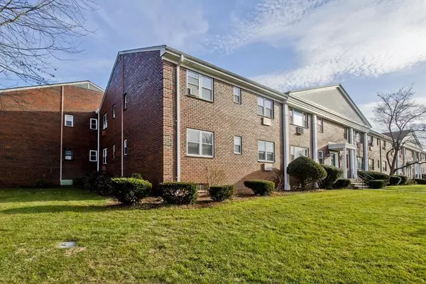 Agawam, MA 01001,67 Regency Park Dr #67