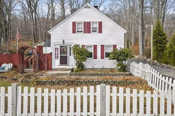 27 Chapel St, Ashburnham, MA 01430