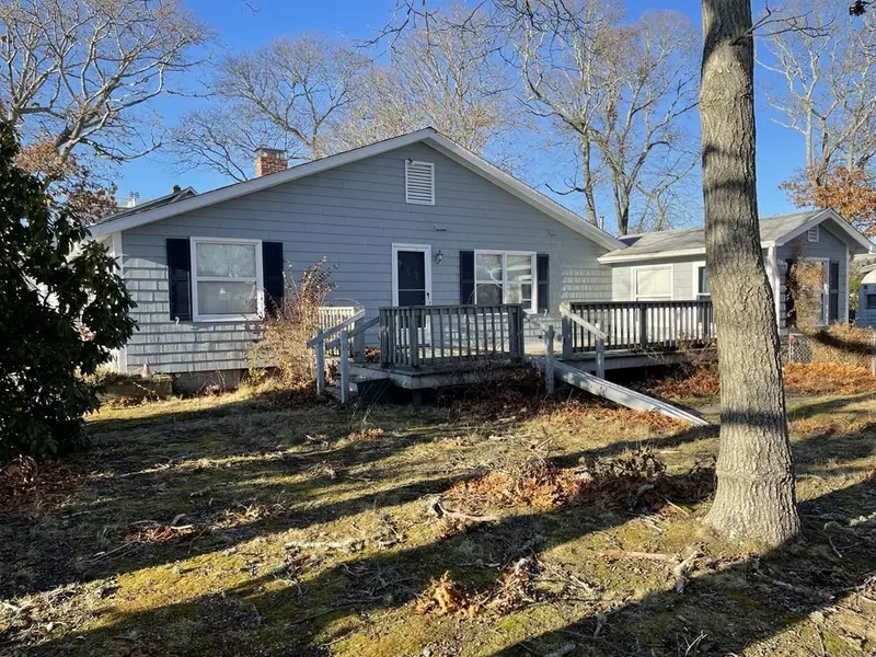 111 Pinehurst Dr, Wareham, MA 02571