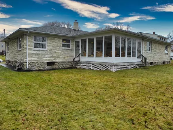 Webster, MA 01570,8 Everett Ave