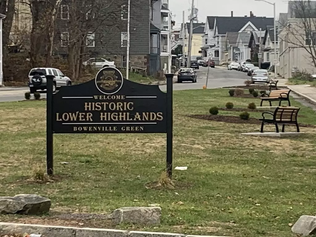 Fall River, MA 02720,722 N Main St