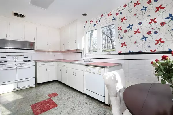 Brookline, MA 02467,154 Bellingham Rd