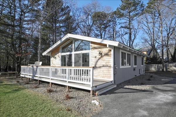 17 Half Moon Circle, Falmouth, MA 02536