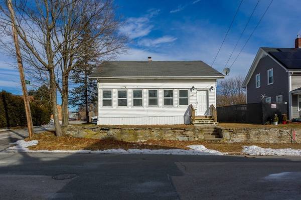 4 Cross St, Dudley, MA 01571