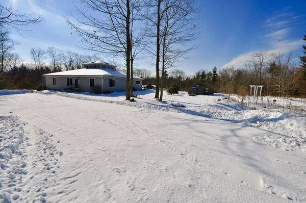 28 Morgan Road, Hubbardston, MA 01452