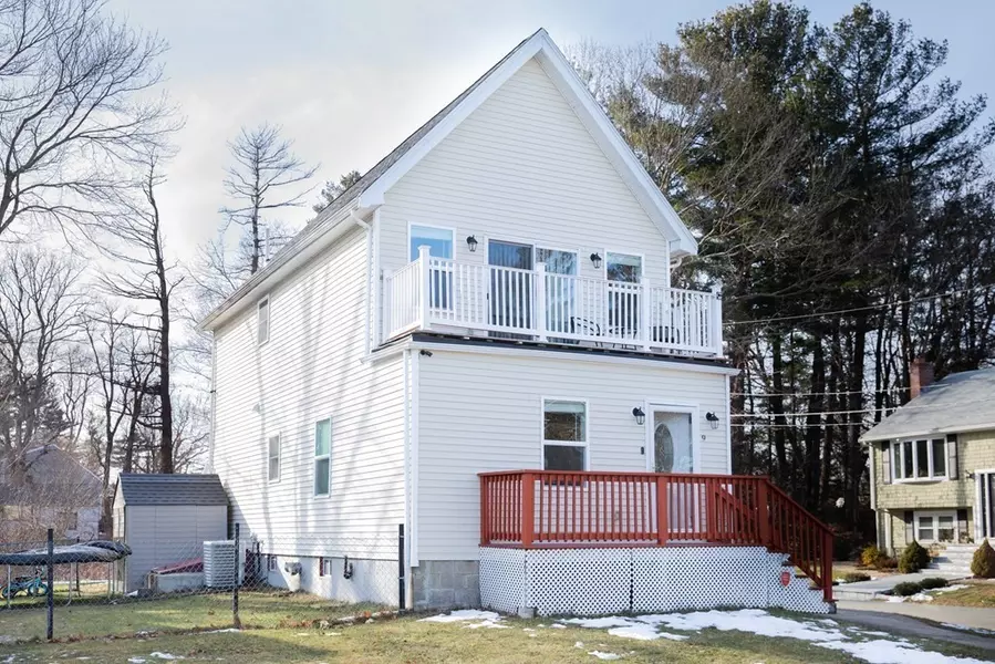 9 W Shore Rd, Holbrook, MA 02343