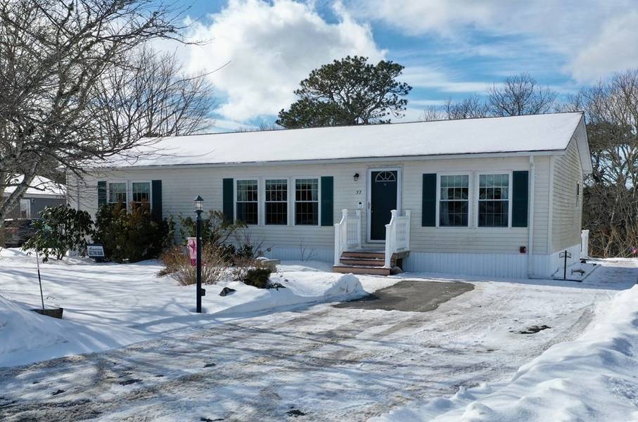 37 Headlands Dr, Plymouth, MA 02360