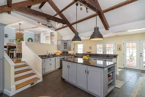 Wellesley, MA 02481,24 Lantern Ln