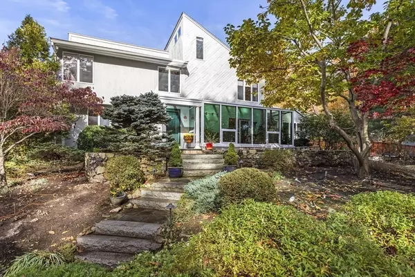 12 Camelot Ln, Medfield, MA 02052