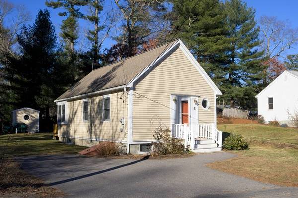 34 Hickory Rd, Halifax, MA 02338