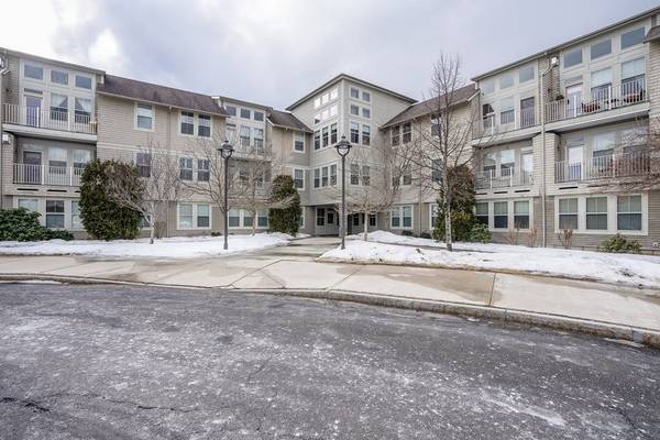 4 Harvest Dr #111, North Andover, MA 01845