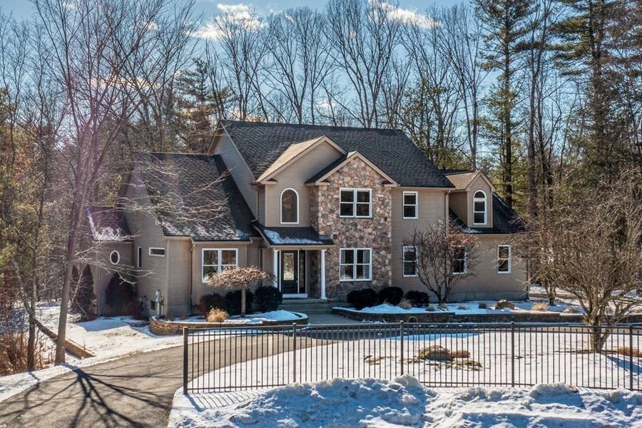 27 Skyline Dr, East Longmeadow, MA 01028