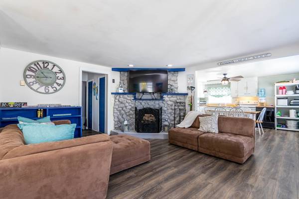 Falmouth, MA 02536,83 Pinecrest Beach Dr