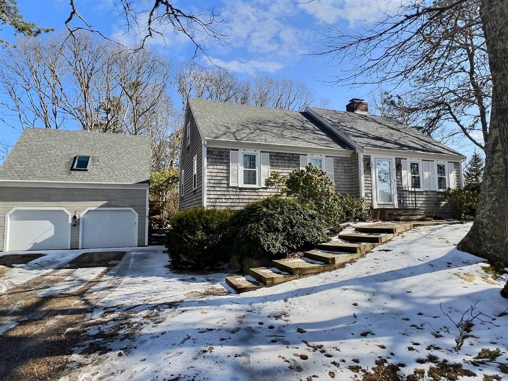 15 Fiddlers Cove Road, Falmouth, MA 02556