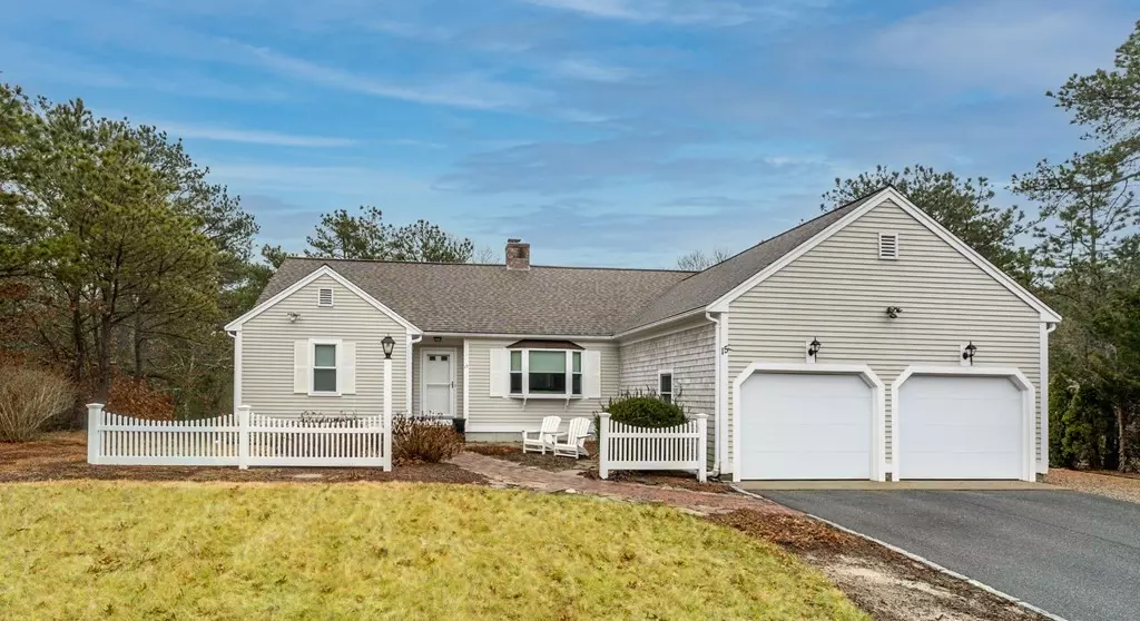 15 Surf Dr, Mashpee, MA 02649