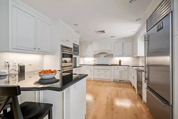 Newton, MA 02459,8 Eastham Rd