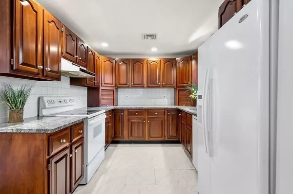 Southborough, MA 01772,14 Leonard Drive