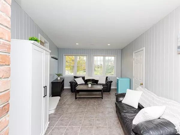 Lakeville, MA 02347,29 Reservoir Ave