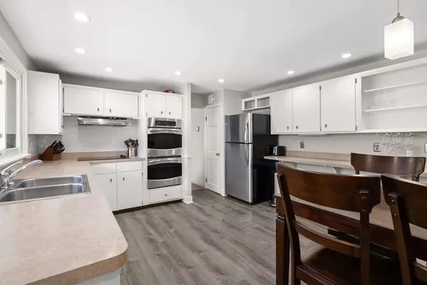 Southborough, MA 01772,4 Spring Meadow Dr