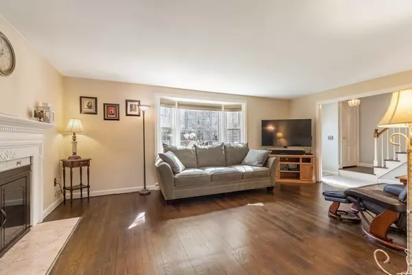 Carlisle, MA 01741,27 Maple St