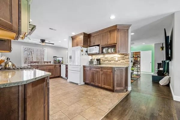 Sutton, MA 01590,33 Colonial Rd