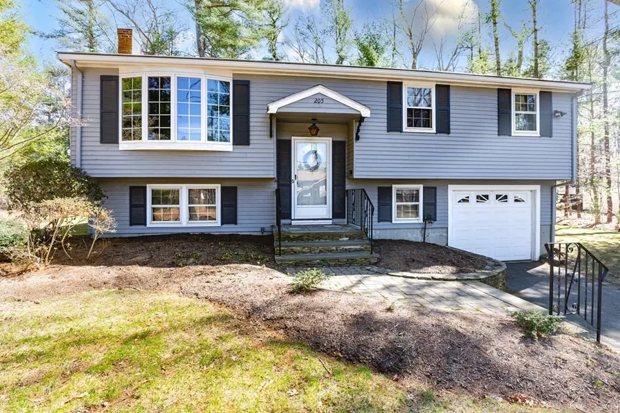 205 Cynthia Dr, Raynham, MA 02767