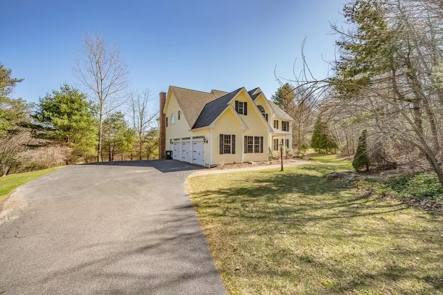 3 Deerfield Dr, Wilbraham, MA 01095