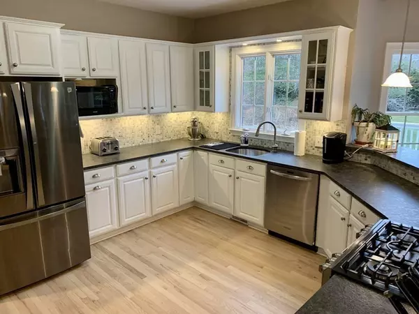 Westport, MA 02790,2 Winterberry Ln